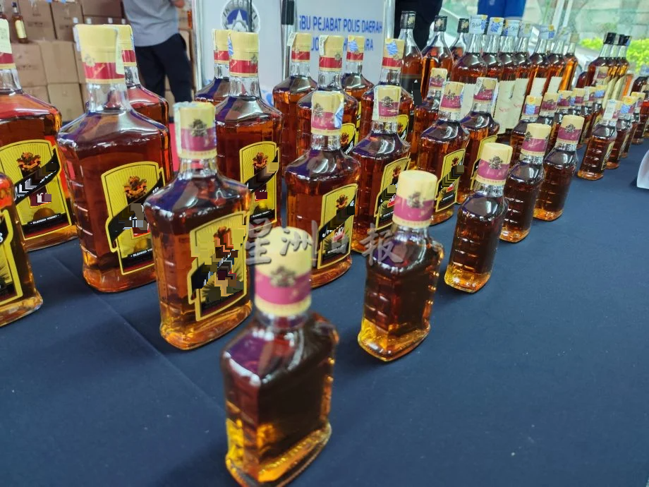 版二头:*已签发* 柔:制假酒贴关税标签销售,警捕3男通缉2男包括首脑