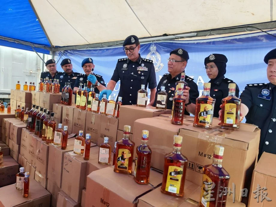 版二头:*已签发* 柔:制假酒贴关税标签销售,警捕3男通缉2男包括首脑