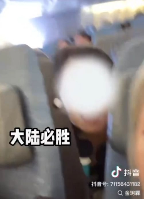 狂踢前座竖中指还骂人“大陆妹”引众怒 港夫妇被国泰永久黑名单