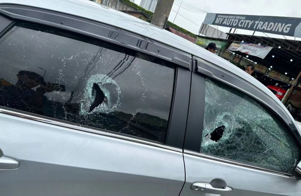 男子生日大惊喜! 轿车莫名被砸镜