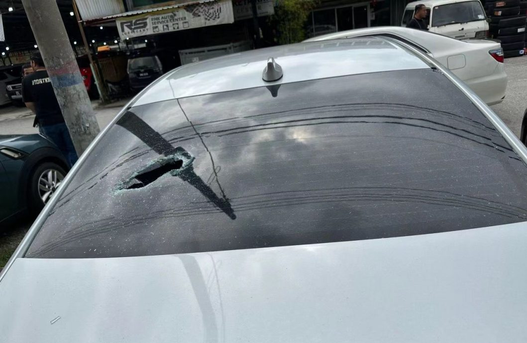 男子生日大惊喜! 轿车莫名被砸镜