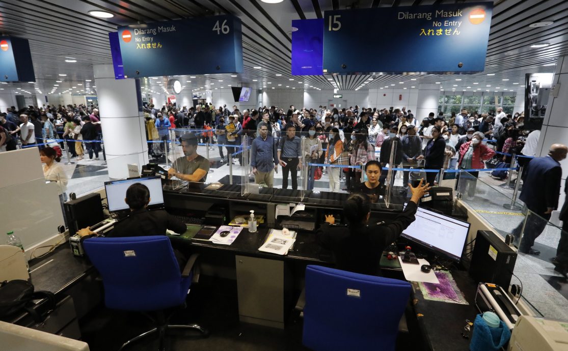 监督贪污协会:移民局职员执勤禁用手机 “可加强诚信度 减少腐败”