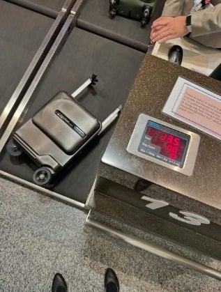 空服人员表示,电动行李箱在空箱且去掉电池情况下,重量还达13.5公斤。(图取自/脆)