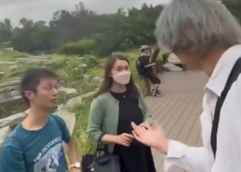 网红阻日游客拍照 圆明园客服:不限国籍