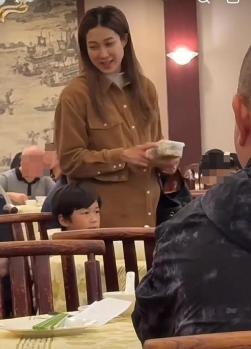 腹部微隆引揣测 锺嘉欣怀四胎?