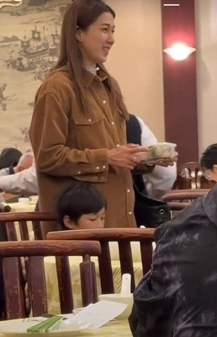 腹部微隆引揣测 锺嘉欣怀四胎?