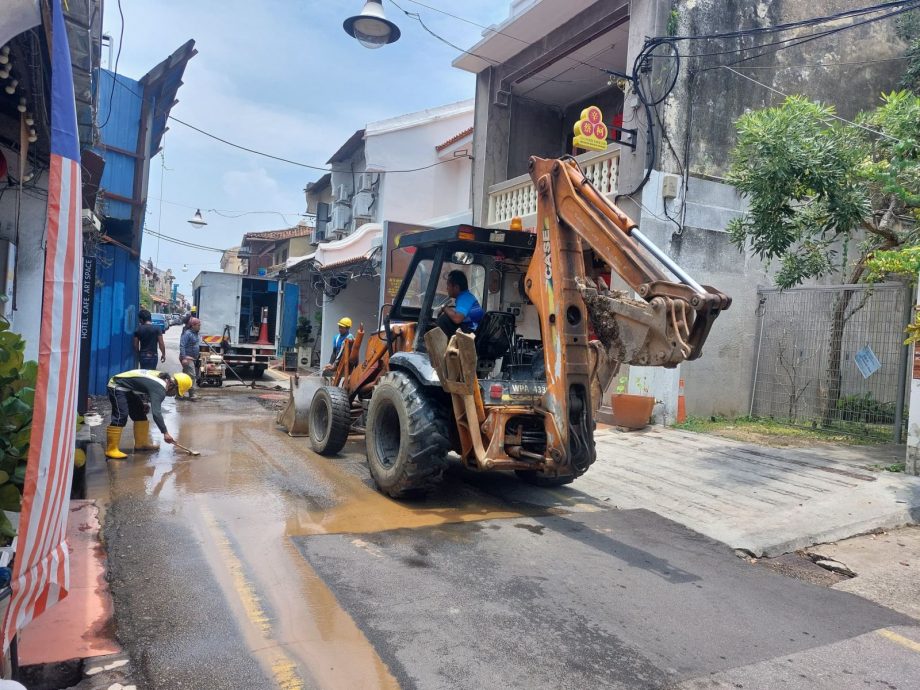 荷兰街地下水管又爆裂，水务公司迅速抢修
