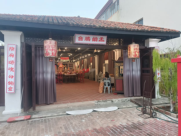 农历七月卅傍晚,青云亭亭主厅的普度法会(谢培根提供)