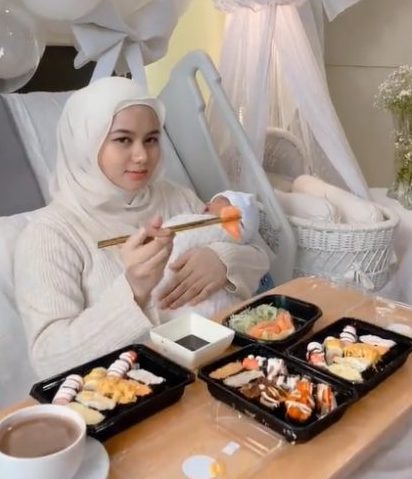 视频|产后不忌口 女子大啖生鱼片引争议