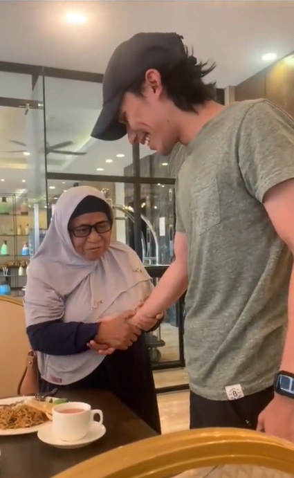 视频|分离18年忘了小孩已长大 奶妈见面问他“你是谁?”