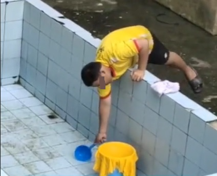 视频|学校宿舍没水供? 少年水勺取污水惹议 网民心寒怒批沙政府