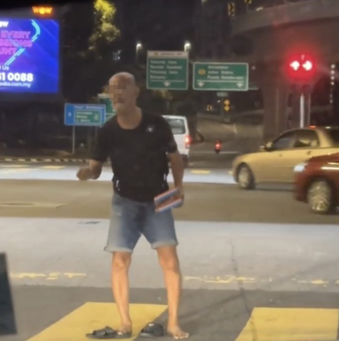 视频|比手势“我要吃饭!” 大叔红绿灯前跪求车主买蚊香