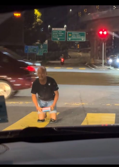 视频|比手势“我要吃饭!” 大叔红绿灯前跪求车主买蚊香