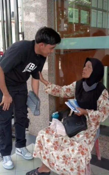 视频|老奶奶街头卖薯片每包仅赚1令吉 男子善意付1千全买下送人