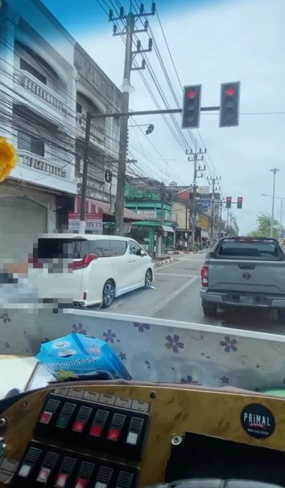 视频|自驾到合艾泊路旁被锁轮 网骂:坏习惯丢脸丢出国!