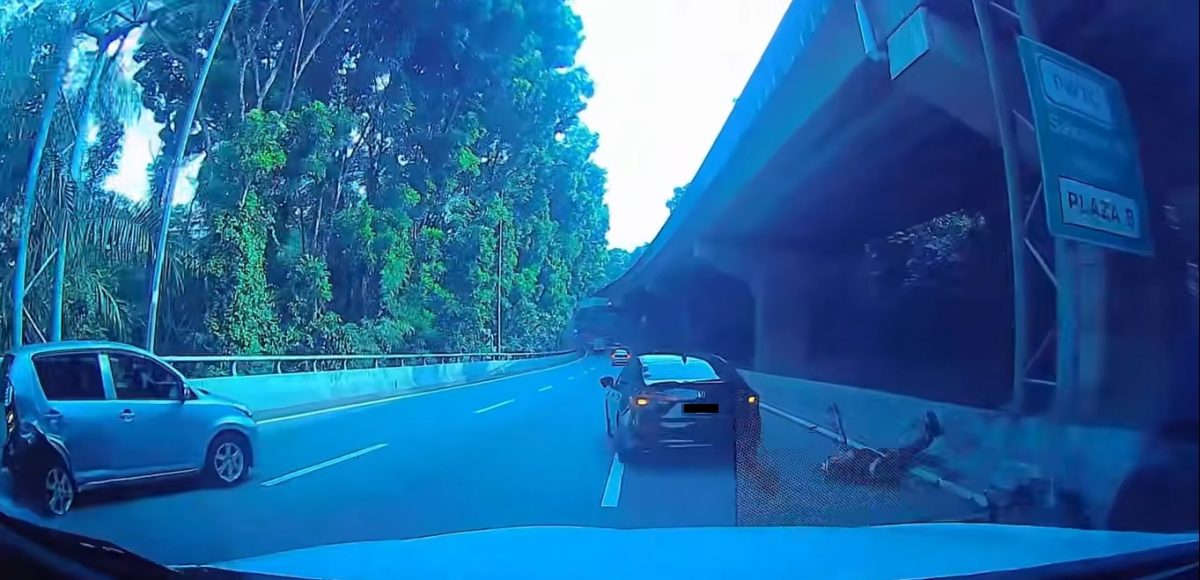 视频|骇人!轿车追尾慢行车辆倾覆 摩托撞中弹飞险被辗