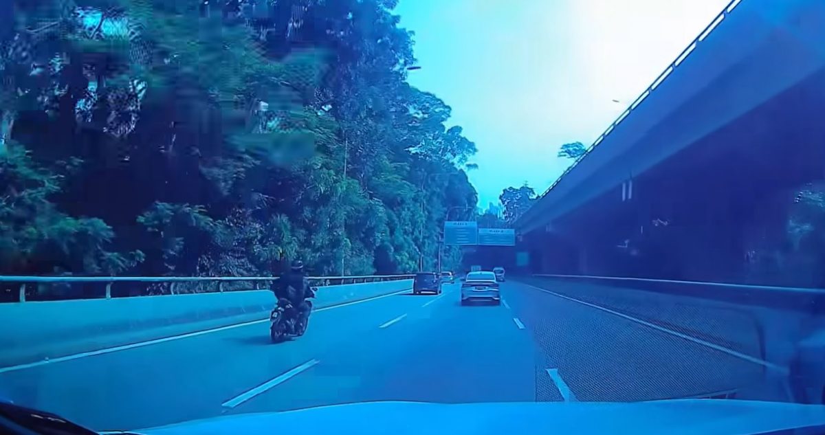 视频|骇人!轿车追尾慢行车辆倾覆 摩托撞中弹飞险被辗