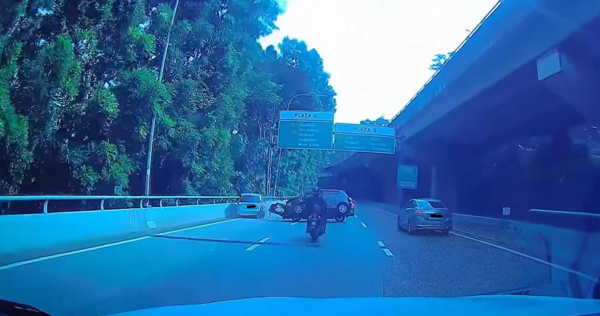 视频|骇人!轿车追尾慢行车辆倾覆 摩托撞中弹飞险被辗