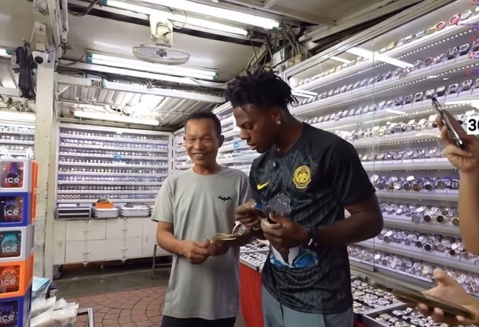 视频|IShowSpeed惊呼茨厂街“捡到宝” 花121美金买“劳力士”引热议