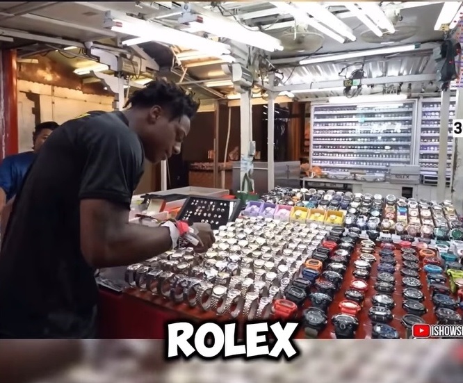 视频|IShowSpeed惊呼茨厂街“捡到宝” 花121美金买“劳力士”引热议