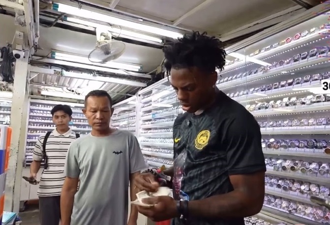 视频|IShowSpeed惊呼茨厂街“捡到宝” 花121美金买“劳力士”引热议