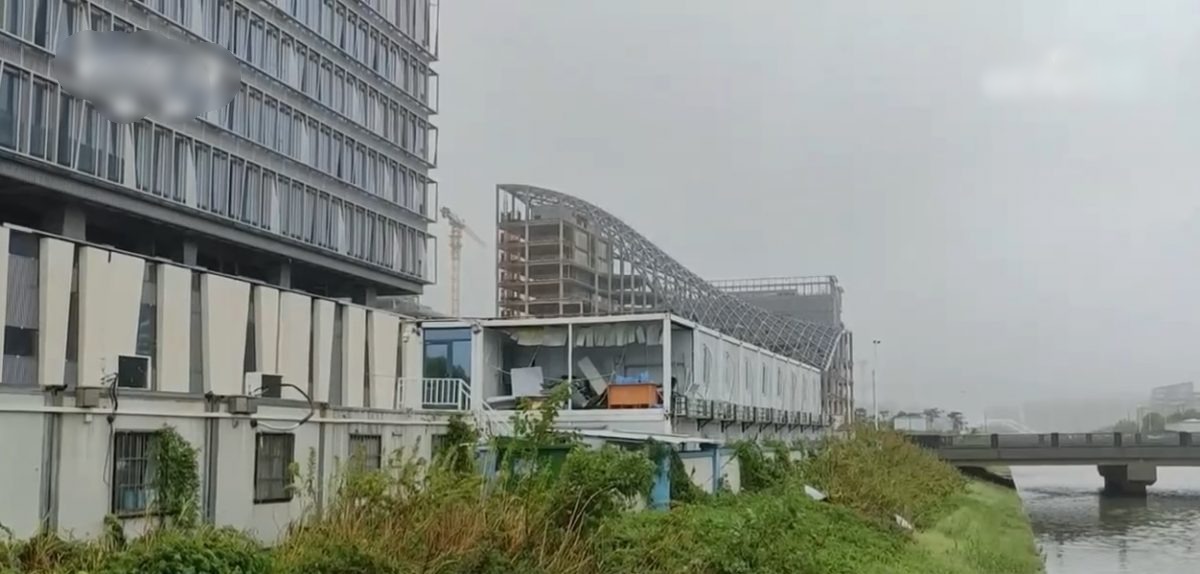 记者12级狂风暴雨中直播 “完全睁不开眼睛”