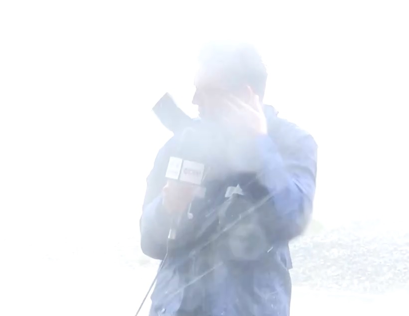 记者12级狂风暴雨中直播 “完全睁不开眼睛”