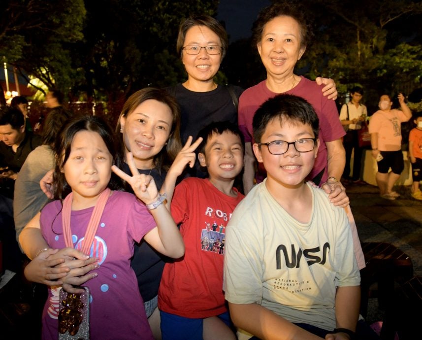 请帮忙上网星洲人专区(23日见报)大都会/本报——星洲人与中国风合作庆中秋活动/13图