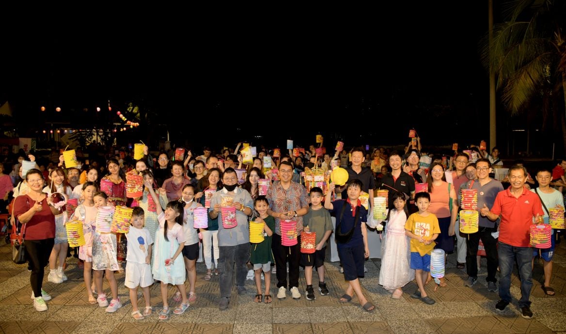 请帮忙上网星洲人专区(23日见报)大都会/本报——星洲人与中国风合作庆中秋活动/13图