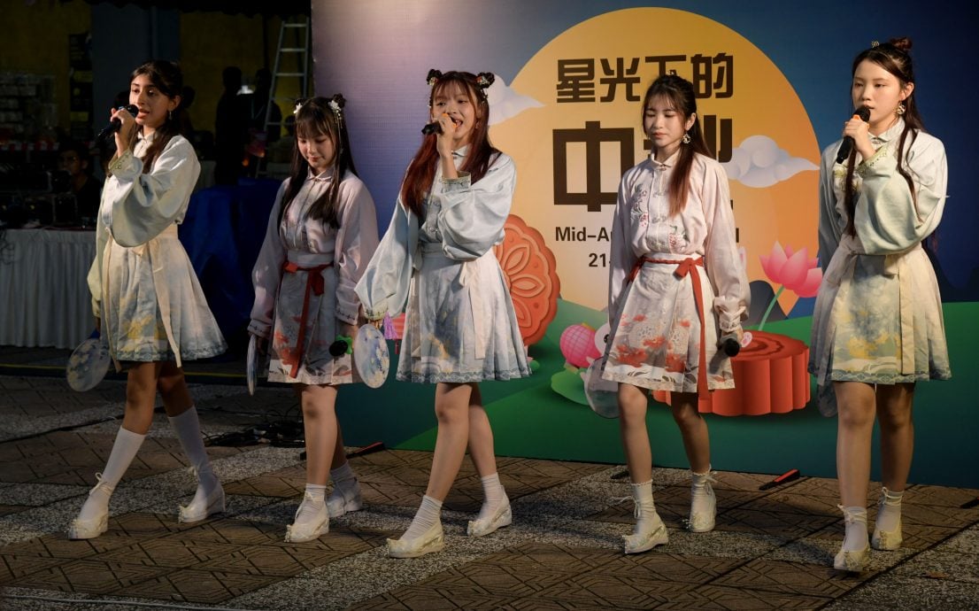 请帮忙上网星洲人专区(23日见报)大都会/本报——星洲人与中国风合作庆中秋活动/13图