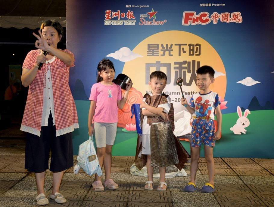 请帮忙上网星洲人专区(23日见报)大都会/本报——星洲人与中国风合作庆中秋活动/13图