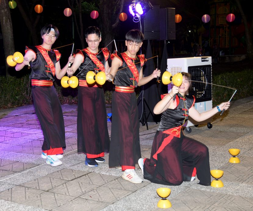 请帮忙上网星洲人专区(23日见报)大都会/本报——星洲人与中国风合作庆中秋活动/13图