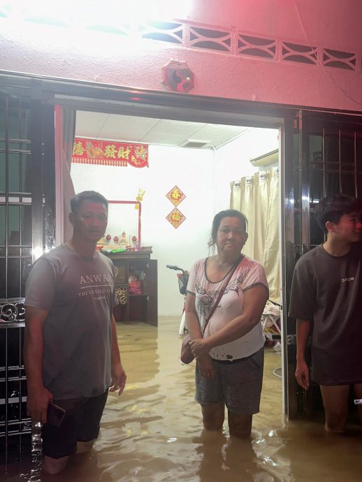 豪雨引发山洪 百余人受影响 峇登二关及唐人街水患