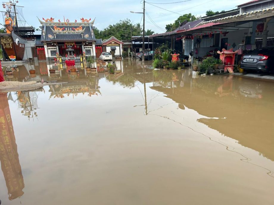 豪雨引发山洪 百余人受影响 峇登二关及唐人街水患