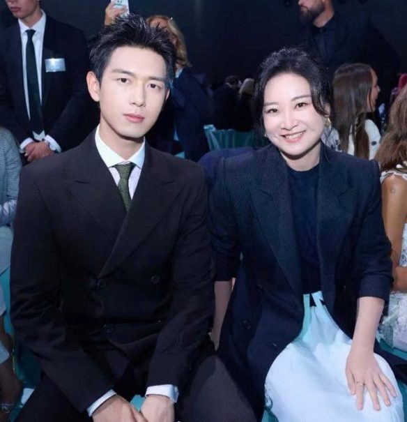 贾玲传复胖70公斤 现身时装秀亮真实状态