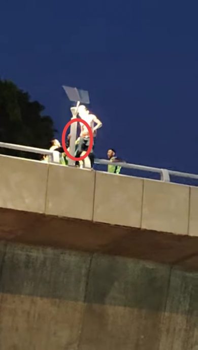 赤膊男站在天桥上欲跳下 警员快速伸手拉著救下