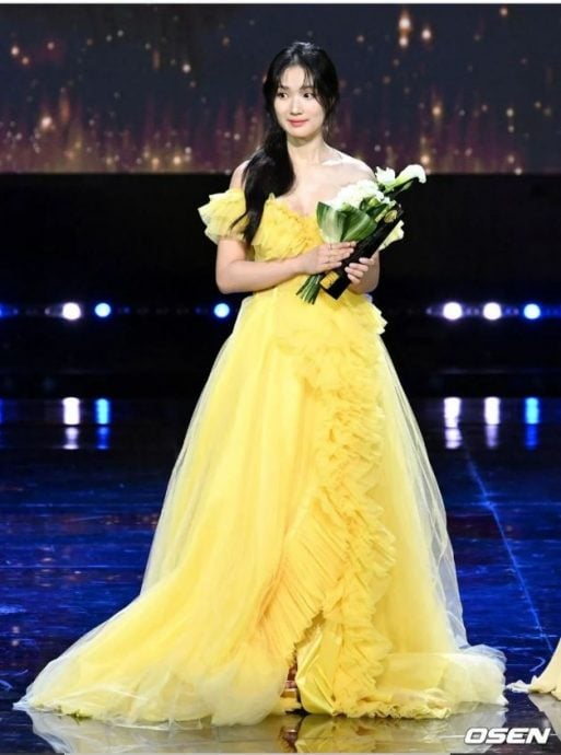 边佑锡拍片谢粉丝！金惠奫单拖现身《首尔电视剧大赏》