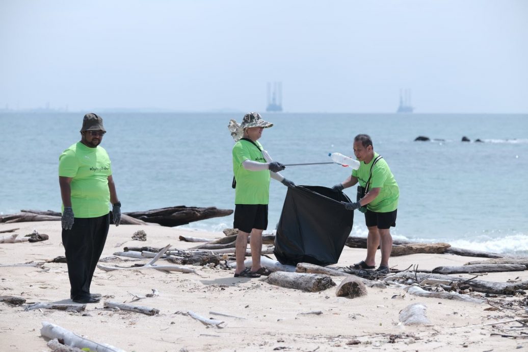 逾300志工发心净滩 本报记者受邀参与