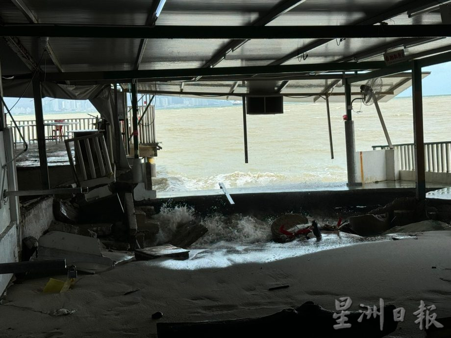 遭巨浪侵襲的北海清潔海濱海鮮店,近期內都對不會營業。