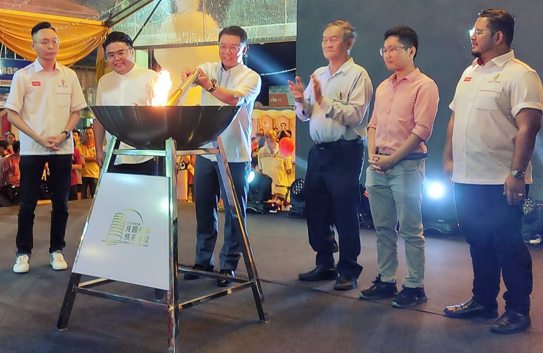霹/第二版头/已签/倪可敏:3天盛会逾万人创纪录 安顺最大型中秋园游会 