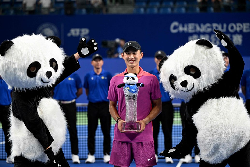 首夺ATP巡回赛冠军创多项纪录 19岁商竣程登顶成都网球公开赛