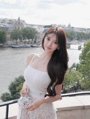 黄晓明回家过中秋疑泄再婚 叶珂晒鸽子蛋钻戒