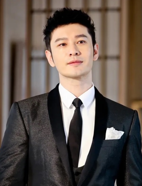 黄晓明回家过中秋疑泄再婚 叶珂晒鸽子蛋钻戒