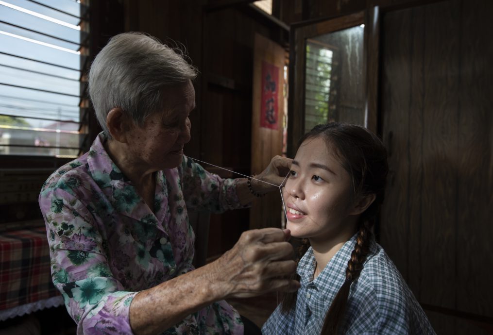 (16/9见报)星角摄/图说大马(16日刊) :挽脸──美容古方
