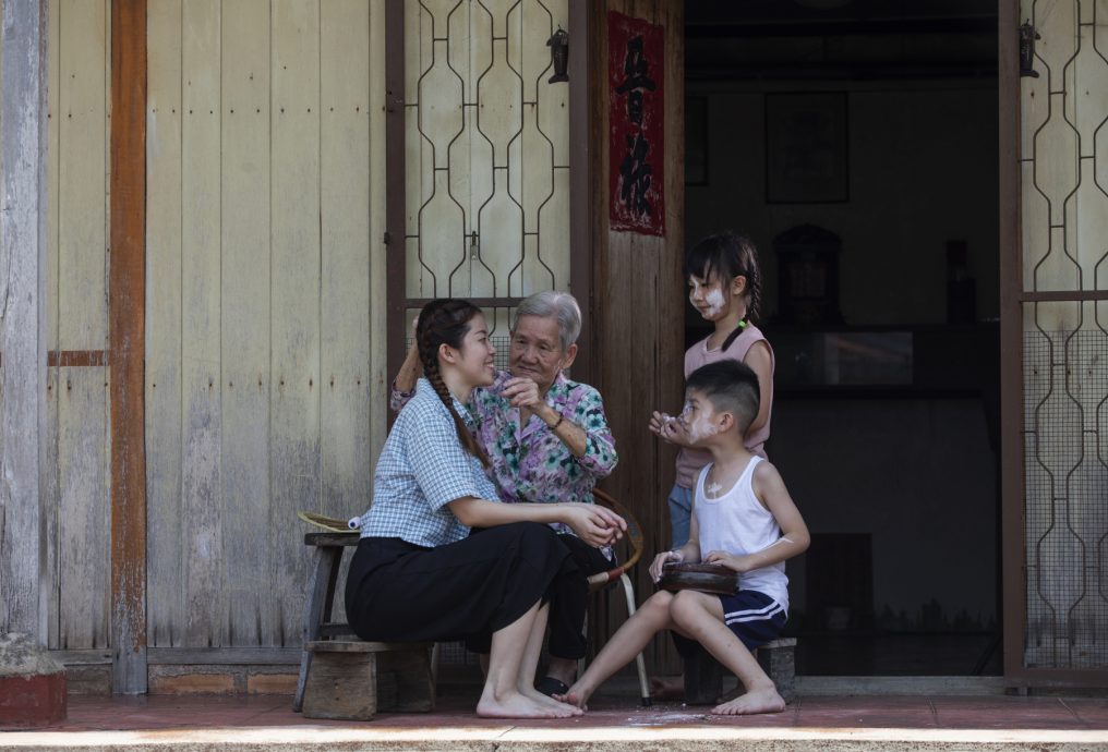 (16/9见报)星角摄/图说大马(16日刊) :挽脸──美容古方
