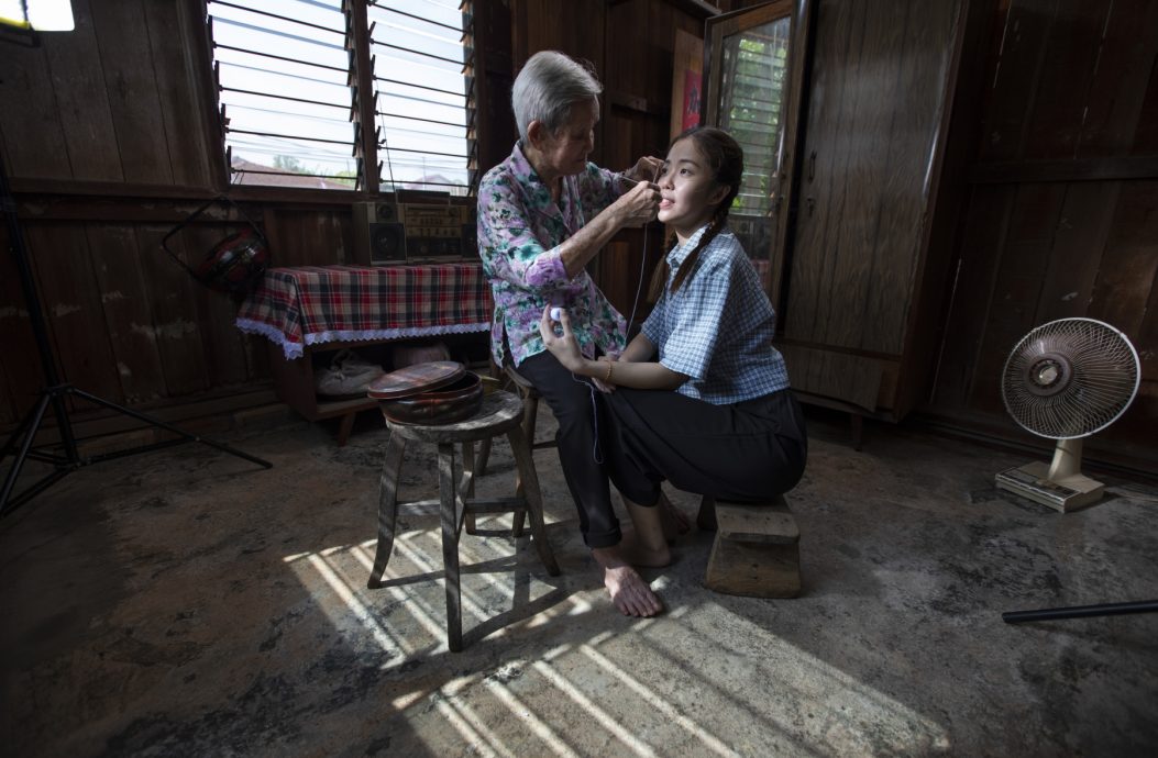 (16/9见报)星角摄/图说大马(16日刊) :挽脸──美容古方