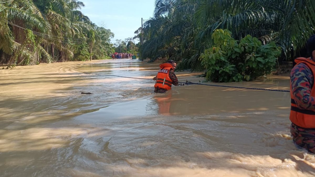 (全国版)吉北区昨晚2小时豪雨,一对母子涉水走捷径被急流冲走,下落不明。