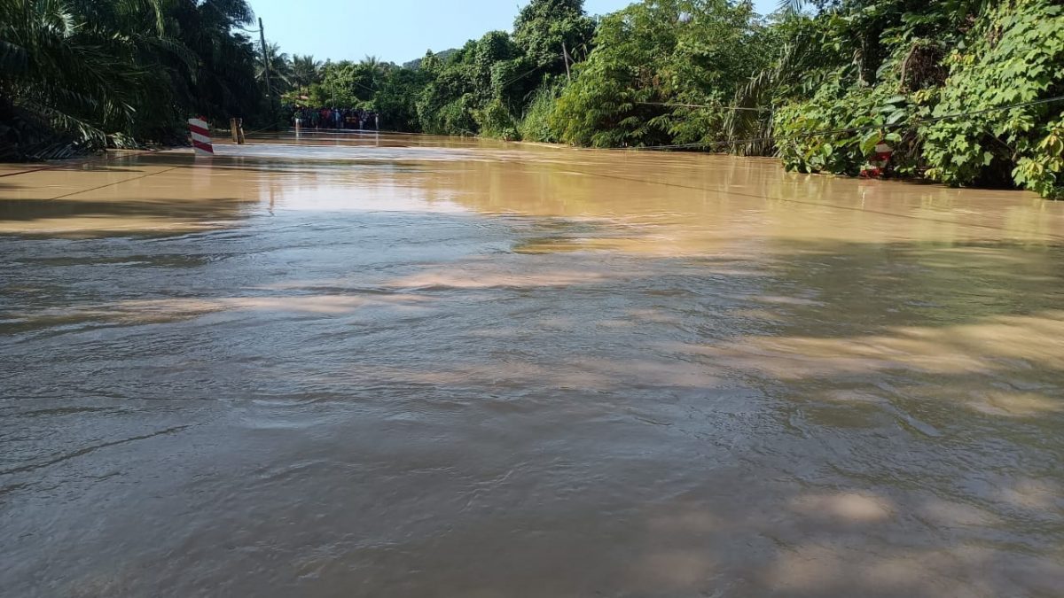 (全国版)吉北区昨晚2小时豪雨,一对母子涉水走捷径被急流冲走,下落不明。