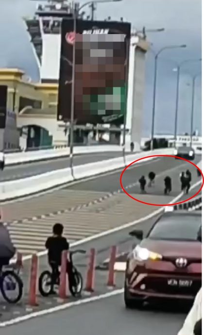 (全国版)少年高架天桥飙脚车