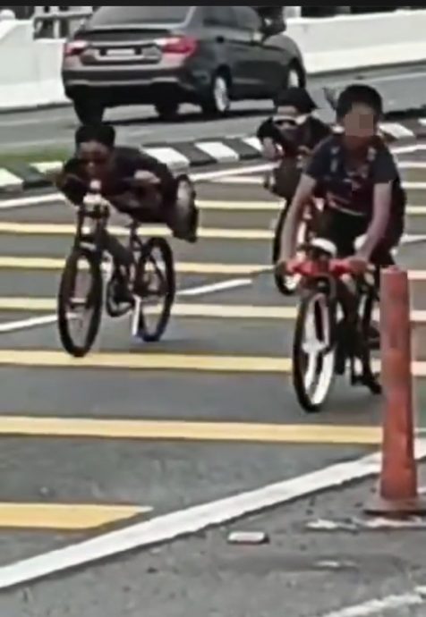 (全国版)少年高架天桥飙脚车